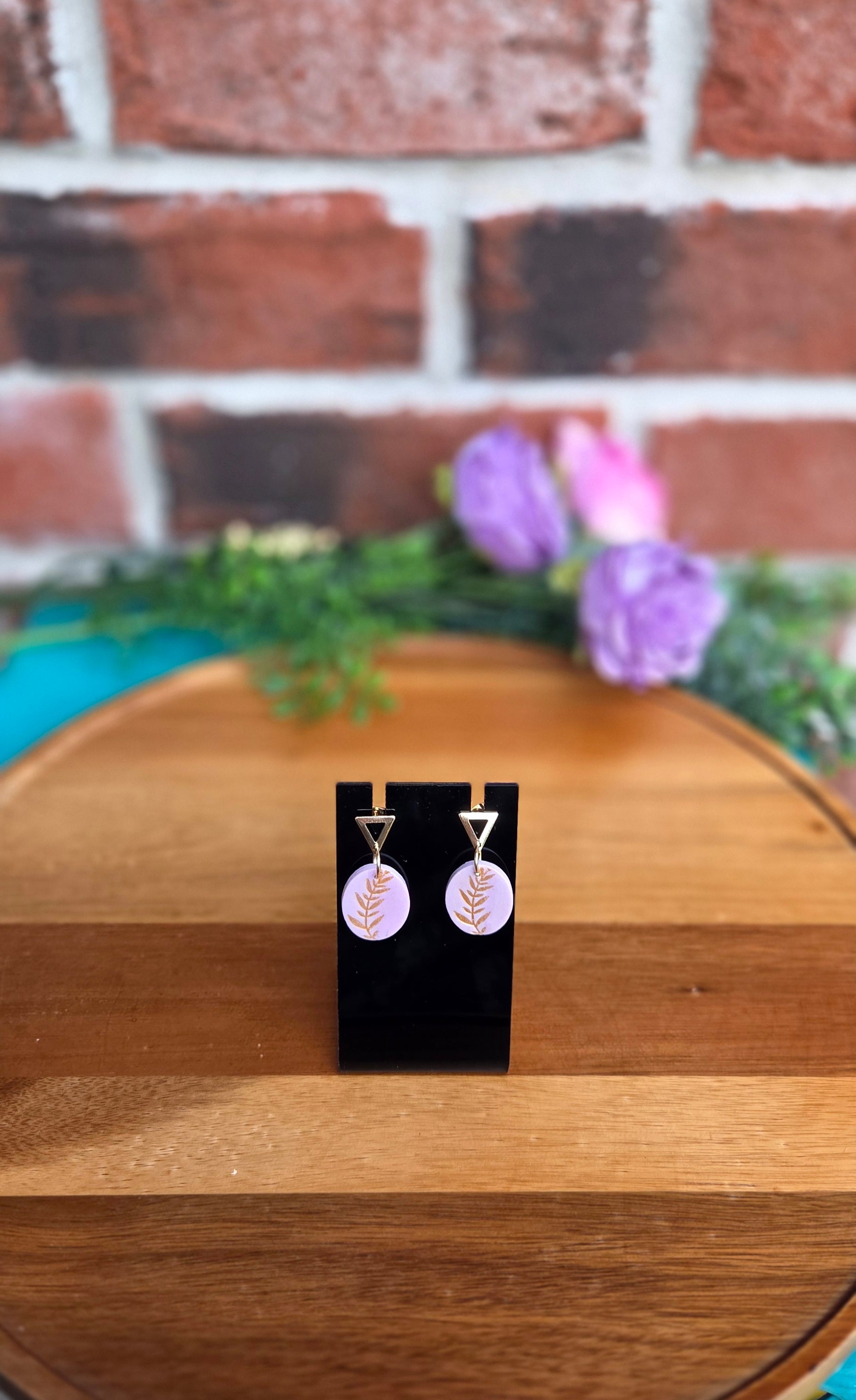 Oval w/ leaf impression